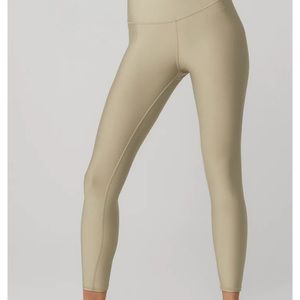 7/8 High-Waist Airlift Legging. Color sand. Size small